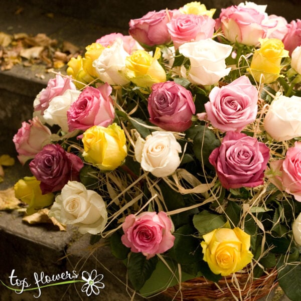 Кошница 51 разноцветни рози микс