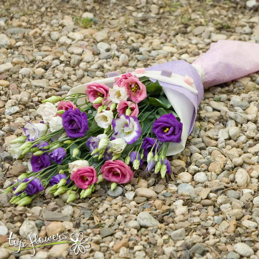 Стилен букет от свежи еустоми. Дълготрайни цветя от Top-Flowers