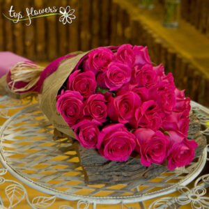 Класически букет от 11 цикламени рози
