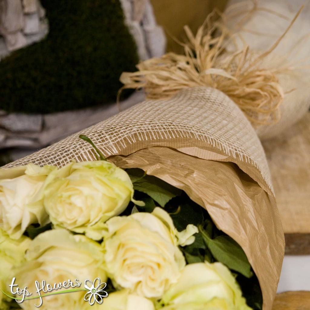 Класически букет от 11 бели рози в натурална опаковка. Top-Flowers