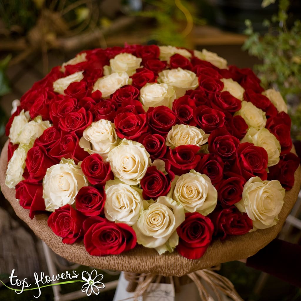 Букет 101 бели и червени рози Top