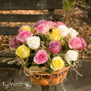 Basket of 25 multicolored roses mix