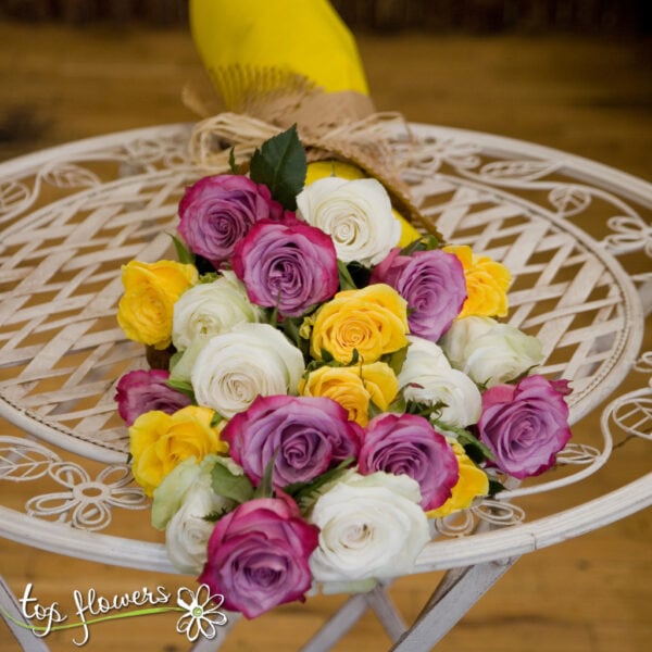 Класически букет от 21 разноцветни рози