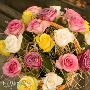 Basket of 25 multicolored roses mix