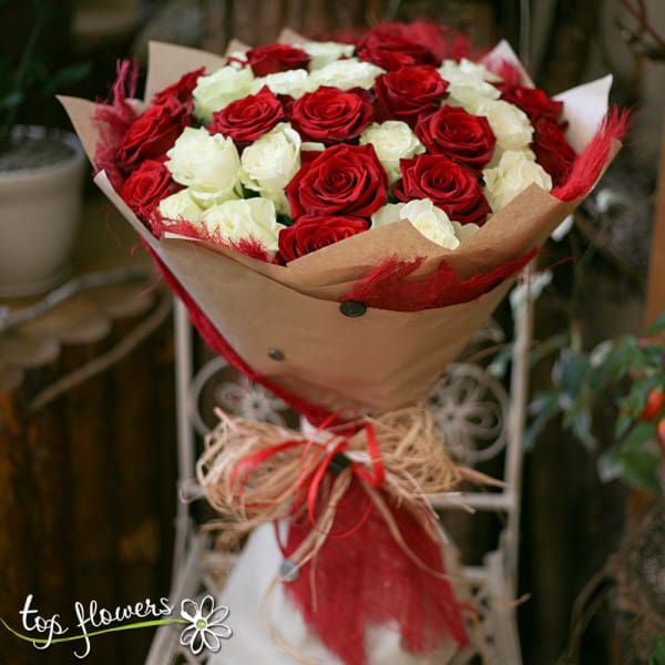 31 WHITE AND RED ROSES | BOUQUET