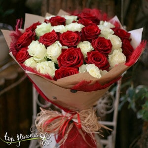 31 WHITE AND RED ROSES | BOUQUET