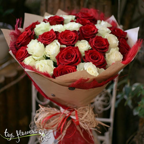 31 WHITE AND RED ROSES | BOUQUET