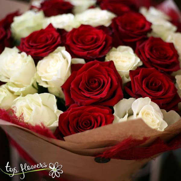 31 WHITE AND RED ROSES | BOUQUET