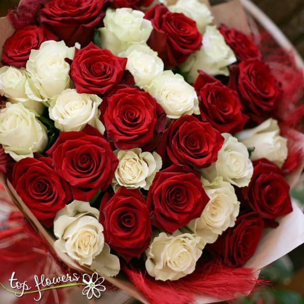 31 WHITE AND RED ROSES | BOUQUET