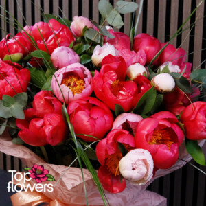 Детайл от букет с разцъфнали божури и сезонни зеленини