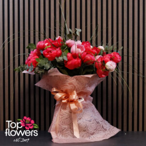 Букет с божури в розови и червени нюанси със сатенена панделка