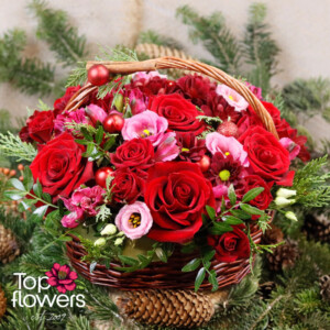 Christmas arrangement “Feeling Christmasy” with red roses and greenery – Top-Flowers