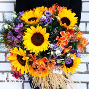Handcrafted bouquet with summer energy and natural materials – “A Hundred Suns”