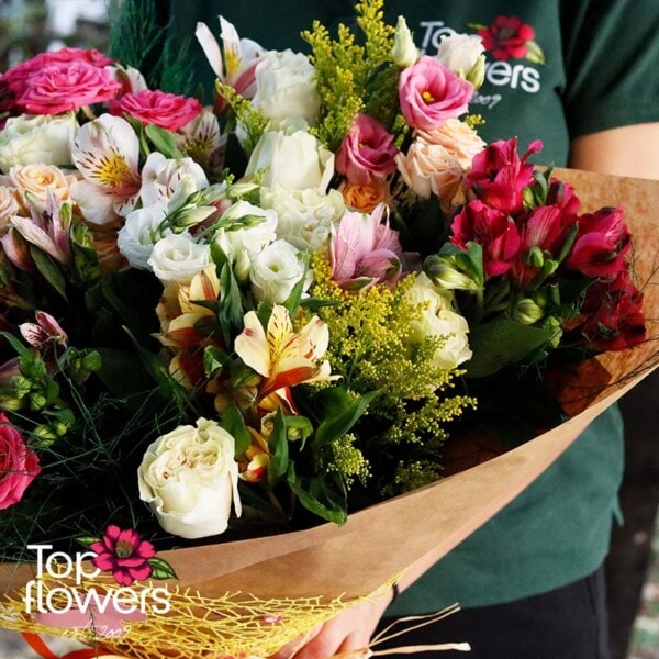 Елегантен букет с рози и алстромерия, поднесен от Top Flowers