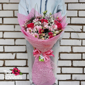 Бонбонена целувка - нежен букет с рози, еустоми и хризантеми от магазин за цветя