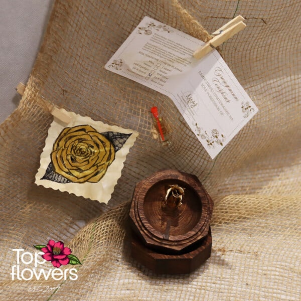 Брачна кутия за пръстени с позлатена пъпка от роза | ЗЛАТНО