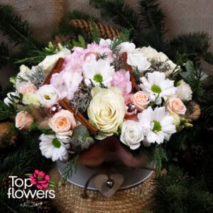 Коледна аранжировка „Бяла Коледа“ с бели и розови цветя - Top-Flowers