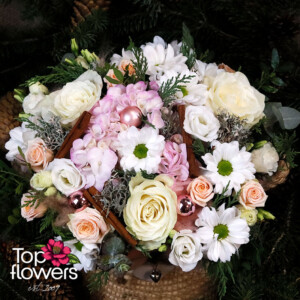 Бяла Коледа | Аранжировка Зимна аранжировка с нежни цветя и канелени пръчки - Top-Flowers