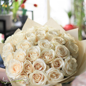 Round bouquet of 31 white roses