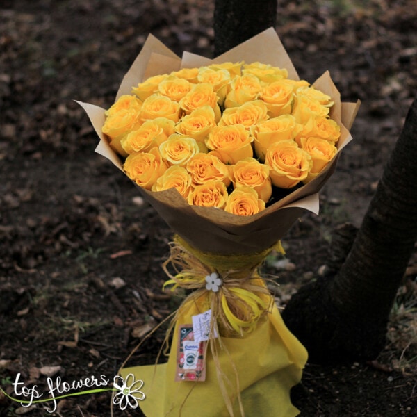 Кръгъл букет от 31 жълти рози