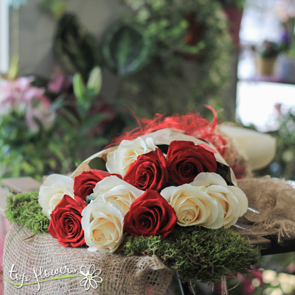 Classic bouquet | Red and white roses