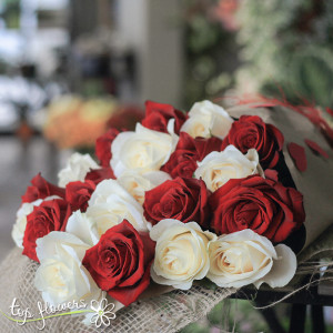 Classic bouquet | Red and white roses