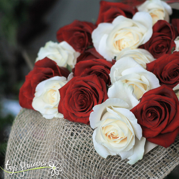 Classic bouquet | Red and white roses