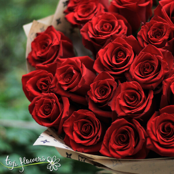 Кръгъл букет от 31 червени рози
