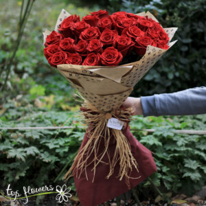 Кръгъл букет от 31 червени рози