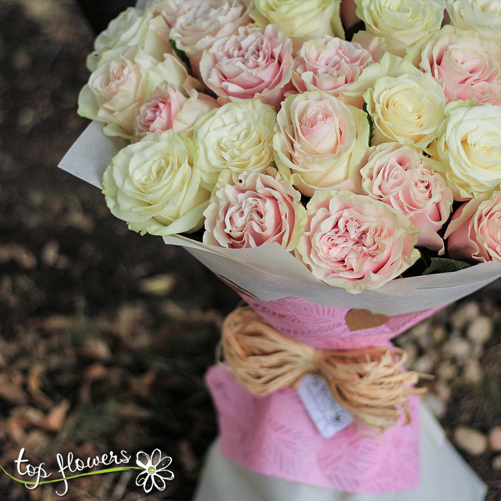 Кръгъл букет от 31 бели и розови рози