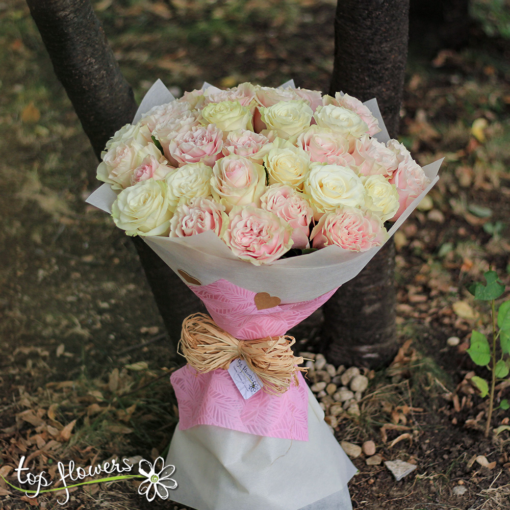 Кръгъл букет от 31 бели и розови рози