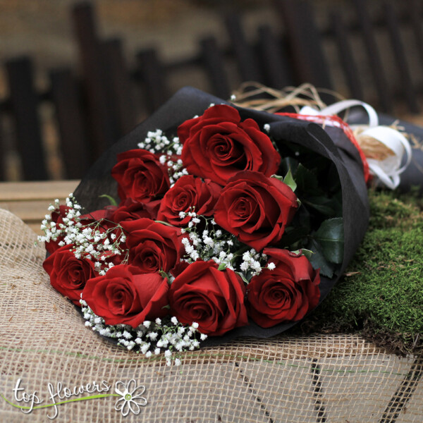 Classic bouquet | Red roses with gypsophila