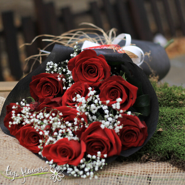 Classic bouquet | Red roses with gypsophila