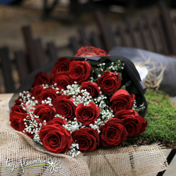 Classic bouquet | Red roses with gypsophila