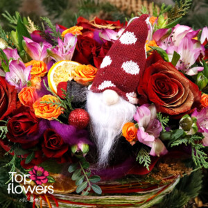 kolednitsa aranzhirovka 4 Colorful Christmas composition with gnome and roses – Top-Flowers