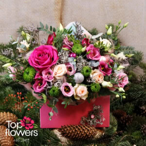 Коледна аранжировка „Коледно Писмо“ с рози и еустоми в розов плик - Top-Flowers