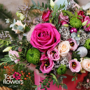 Коледно Писмо | Аранжировка Детайл на цветна композиция с розови и зелени акценти - Коледно Писмо