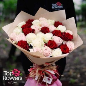 Кръгъл букет от 31 червени, бели и розови рози