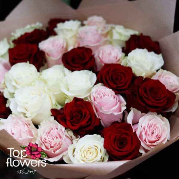 Кръгъл букет от 31 червени, бели и розови рози
