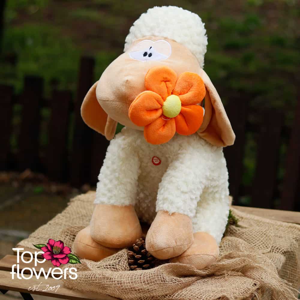 Бежова овца с оранжево цвете | 40 см.