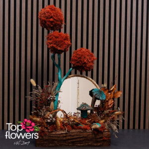 Декоративна арт инсталация с мъх, огледало и дървен съд