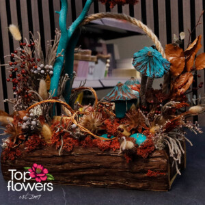 Детайл от арт декорация с огледало, мъх и сини гъби