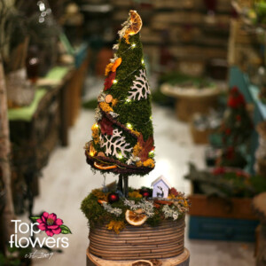 Арт елхичка „Рустик Сияние“ с LED светлини върху декоративен дървен панер – Top Flowers