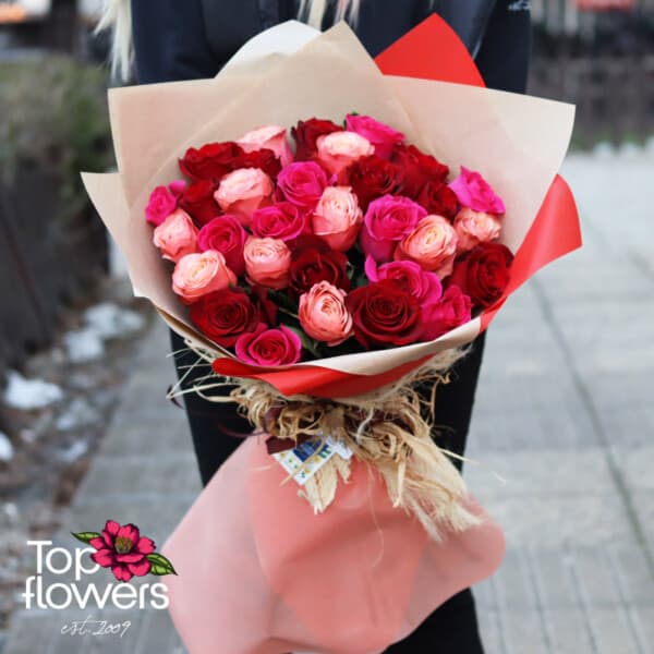 31 червени, цикламени и прасковени рози | Букет