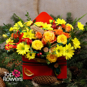 Christmas floral envelope with fresh flowers and holiday decorations – Top-Flowers