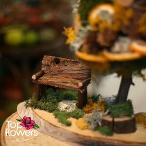 Мини дървена пейка с мъх в основата на арт инсталацията „Топла Зимна Приказка“ – Top Flowers