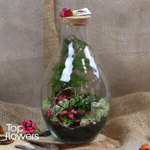 Микс от цветя в стъклен съд - елегантен подарък от магазин за цветя