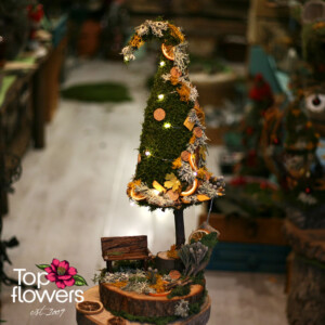 Арт елхичка от естествен мъх с мини пейка и светещи LED лампички – Top Flowers