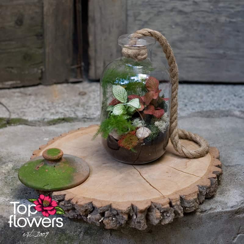 Микс от цветя в стъклен съд | Бутилка