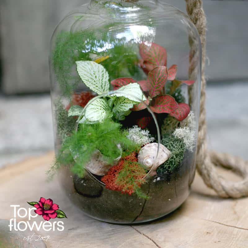 Микс от цветя в стъклен съд | Бутилка